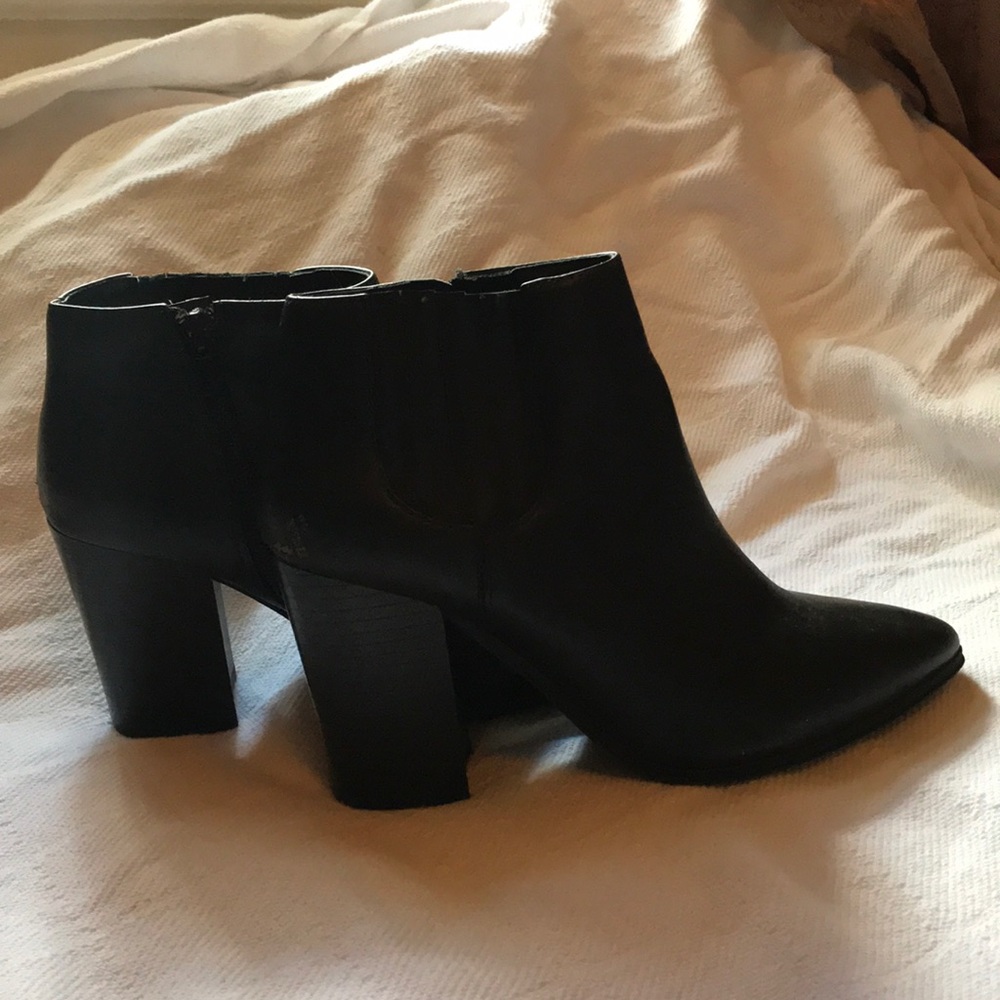 Black Pointed Toe heeled bootie